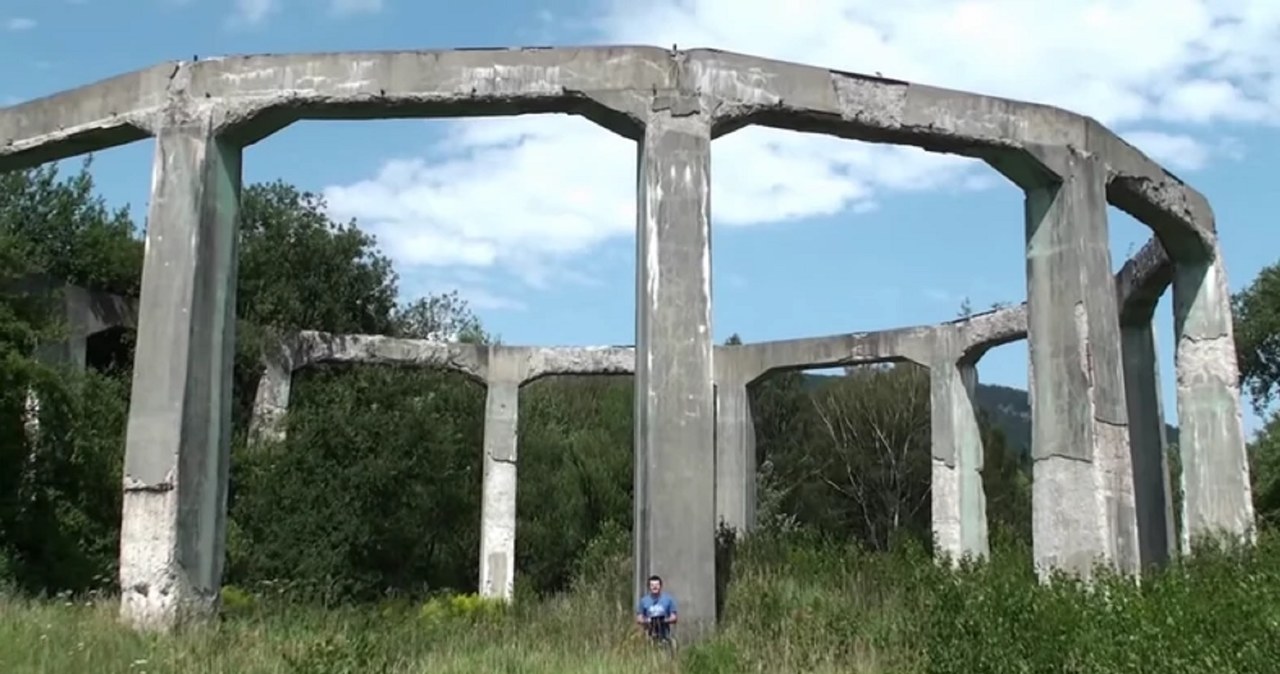 Gigantyczny krąg z betonu i stali w Ludwikowicach Kłodzkich to jedna z największych zagadek kompleksu "Riese" na Dolnym Śląsku /archiwum prywatne
