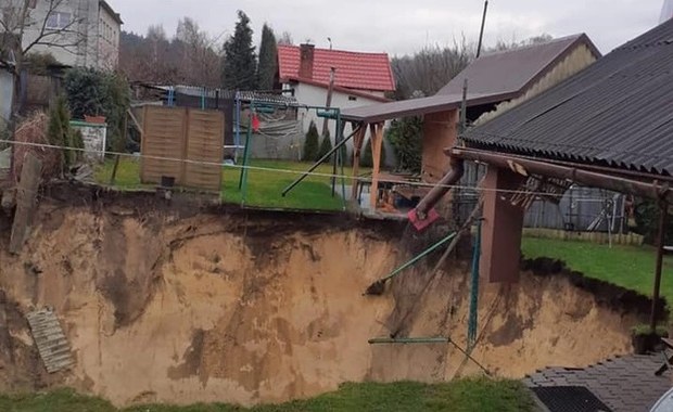Gigantyczny lej w Trzebini. Trwa zasypywanie zapadliska  