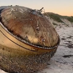 Gigantyczny metalowy cylinder wyrzucony na plażę w Australii