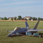 Gigantyczny model F-18 z prawdziwym silnikiem odrzutowym