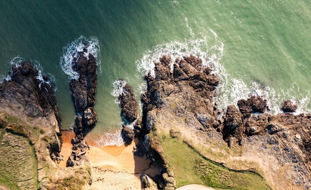 Gigantyczny mur sprzed 7 tysięcy lat. Archeolodzy zaskoczeni skalą odkrycia na dnie Atlantyku