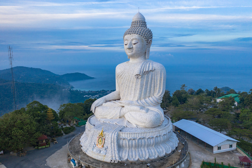 Gigantyczny posąg Buddy na wyspie Phuket w Tajlandii /123RF/PICSEL