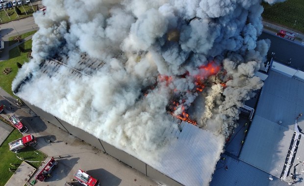 Gigantyczny pożar hali w pobliżu Sierakowic. 200 strażaków na miejscu