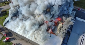 Gigantyczny pożar hali w pobliżu Sierakowic. 200 strażaków na miejscu
