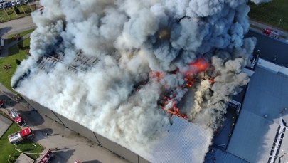Gigantyczny pożar hali w pobliżu Sierakowic. 200 strażaków na miejscu