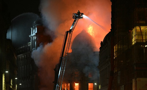 Gigantyczny pożar w Glasgow. Runął budynek przy dworcu
