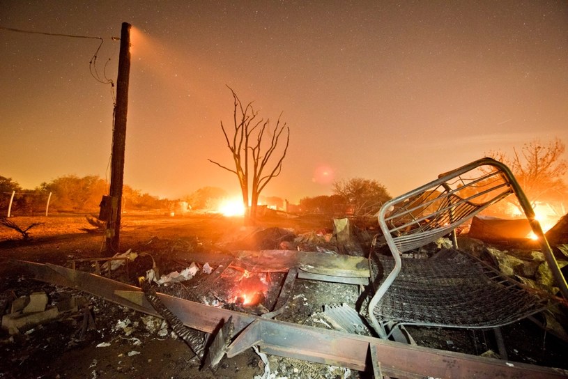Gigantyczny pożar w Kalifornii strawił już ponad 1500 hektarów ziemi. Na zdjęciu: ruiny spalonego domu /STUART PALLEY /PAP/EPA