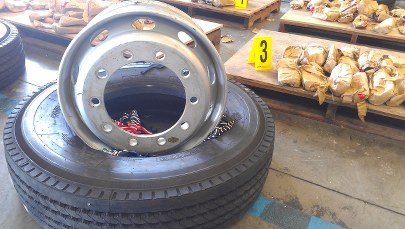 Gigantyczny przemyt metamfetaminy ukryty w kołach ciężarówki