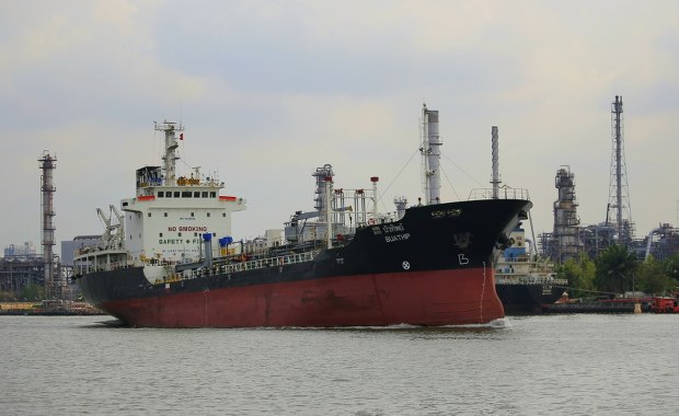 Gigantyczny tankowiec z ropą naftową zaatakowany u wybrzeży Dubaju