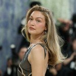 Gigi Hadid jako stylowa kowbojka. Pozuje u boku siostry 