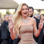 Gigi Hadid olśniła suknią na czerwonym dywanie. Co za kształty! 