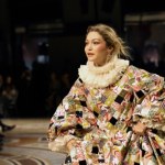 Gigi Hadid otworzyła pokaz i nagle wybieg zamienił się w scenę. Trudno oderwać wzrok