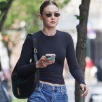 Gigi Hadid przemierza miasto w modnych jeansach. Fason jest hitem