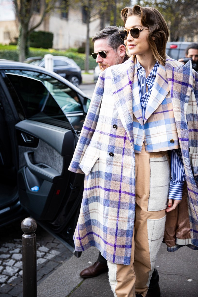 Gigi Hadid wie, że płaszcz w kratę to absolutny hit / Claudio Lavenia / Contributor /Getty Images