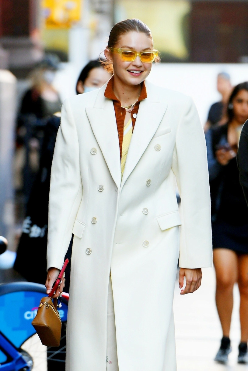 Gigi Hadid zdecydowała się na biały płaszcz /BACKGRID /East News