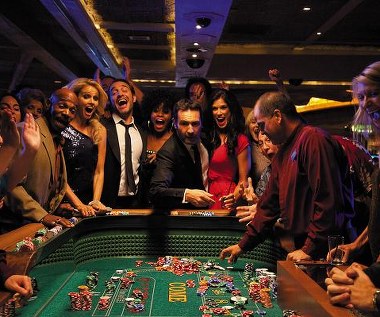 Gilles Lellouche i Jean Dujardin w scenie z filmu "Niewierni"