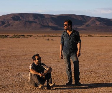 Gilles Lellouche i Jean Dujardin w scenie z filmu "Niewierni"