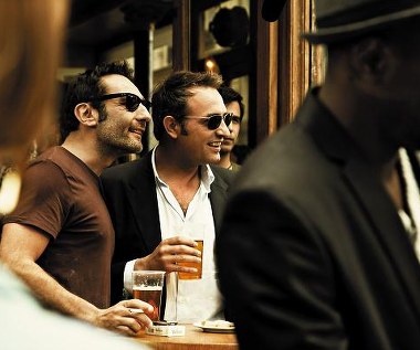 Gilles Lellouche i Jean Dujardin w scenie z filmu "Niewierni"