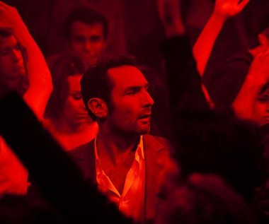 Gilles Lellouche w scenie z filmu "Niewierni"