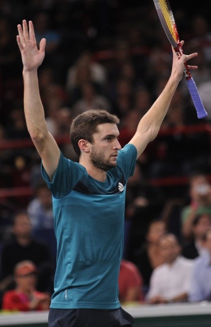 Gilles Simon w poprzednim meczu na paryskim turnieju z renomowanym czeskim tenisistą Tomasem Berdychem /PAP/ EPA /PAP/EPA