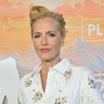 Gillian Anderson zachwyciła na premierze. Kwiatowa kreacja to strzał w dziesiątkę