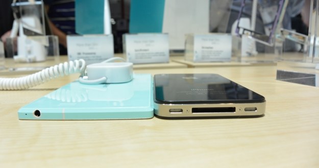 Gionee Elife S5.5 o grubości 5,5 mm obok iPhone'a 4s /INTERIA.PL