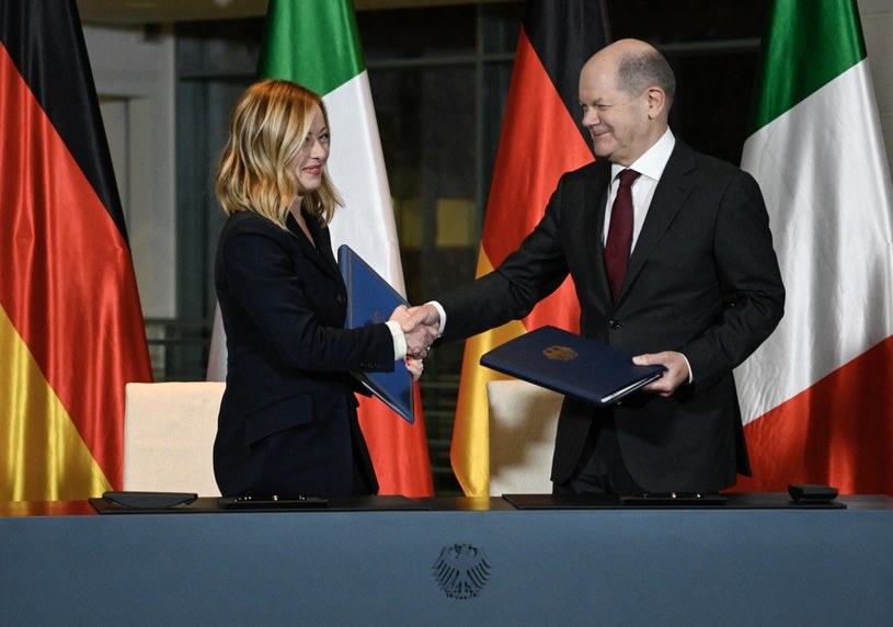 Giorgia Meloni i Olaf Scholz podpisali porozumienie dotyczące budwy rurociągu wodorowego z Afryki Północnej do Bawarii /TOBIAS SCHWARZ / AFP /