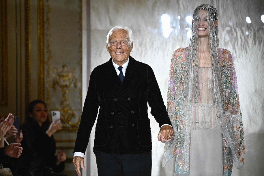 Giorgio Armani podczas jednego z pokazów mody /JULIEN DE ROSA/AFP/East News /East News