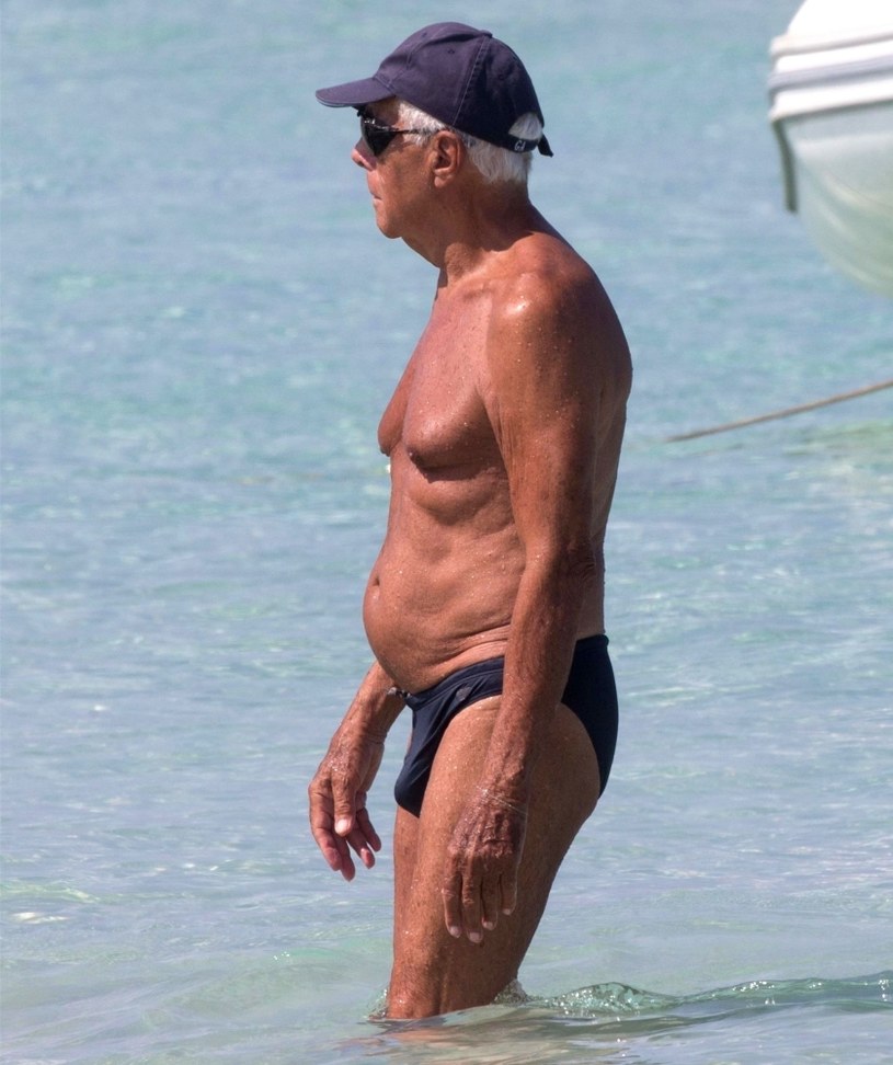 Giorgio Armani pluska się w morzu z przyjacielem 
