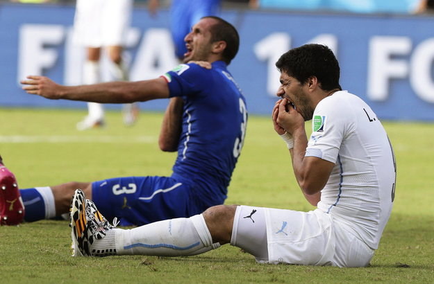 Giorgio Chiellini i Luis Suarez tuż po zdarzeniu /EMILIO LAVANDEIRA JR /PAP/EPA