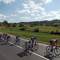 Peleton na trasie 10. etapu Giro d'Italia z miejscowości Civitavecchia do Asyżu (186 km)