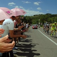Kibice pozdrawiają kolarzy rywalizujących w 10. etapie Giro d'Italia