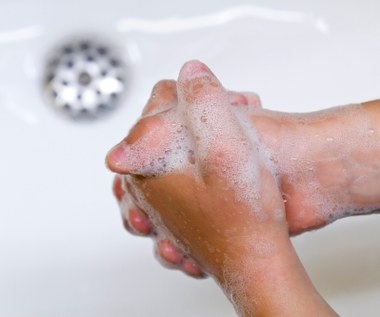 GIS: Koronawirus z Chin jest podatny da dezynfekcję rąk mydłem
