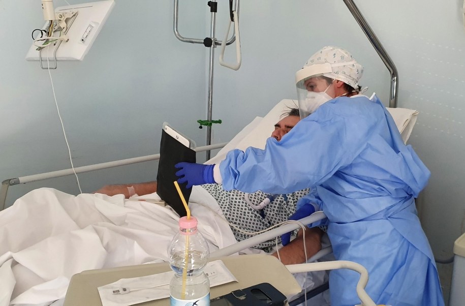 GIS: ok. 30 proc. zakażeń SARS-CoV-2 poprzez kontakt w szpitalu i przychodni /FRANCESCA BRUNATI /PAP/EPA