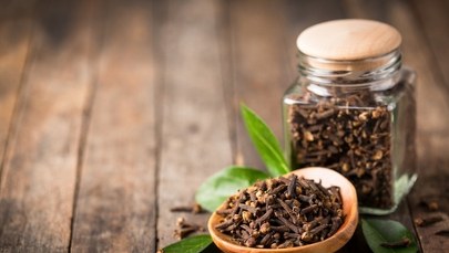 GIS ostrzega: Wycofanie dwóch partii goździków z powodu przekroczenia norm pestycydów