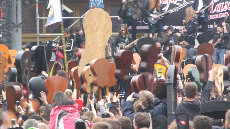 Gitarzyści zgromadzeni na wrocławskim rynku /Maciej Pałahicki /RMF FM