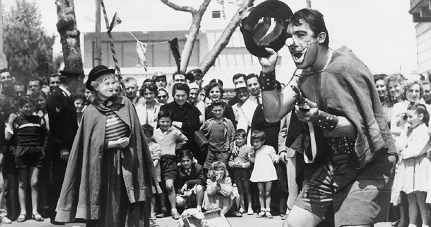 Giulietta Masina i Anthony Quinn w scenie z filmu "La Strada" /materiały prasowe