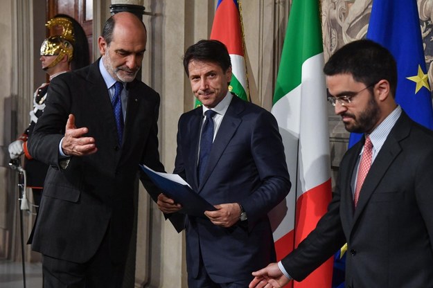 Giuseppe Conte (w środku) /ALESSANDRO DI MEO    /PAP/EPA