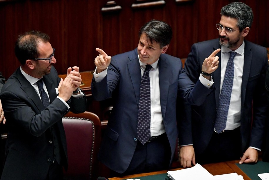 Giuseppe Conte (w środku) /ETTORE FERRARI /PAP/EPA