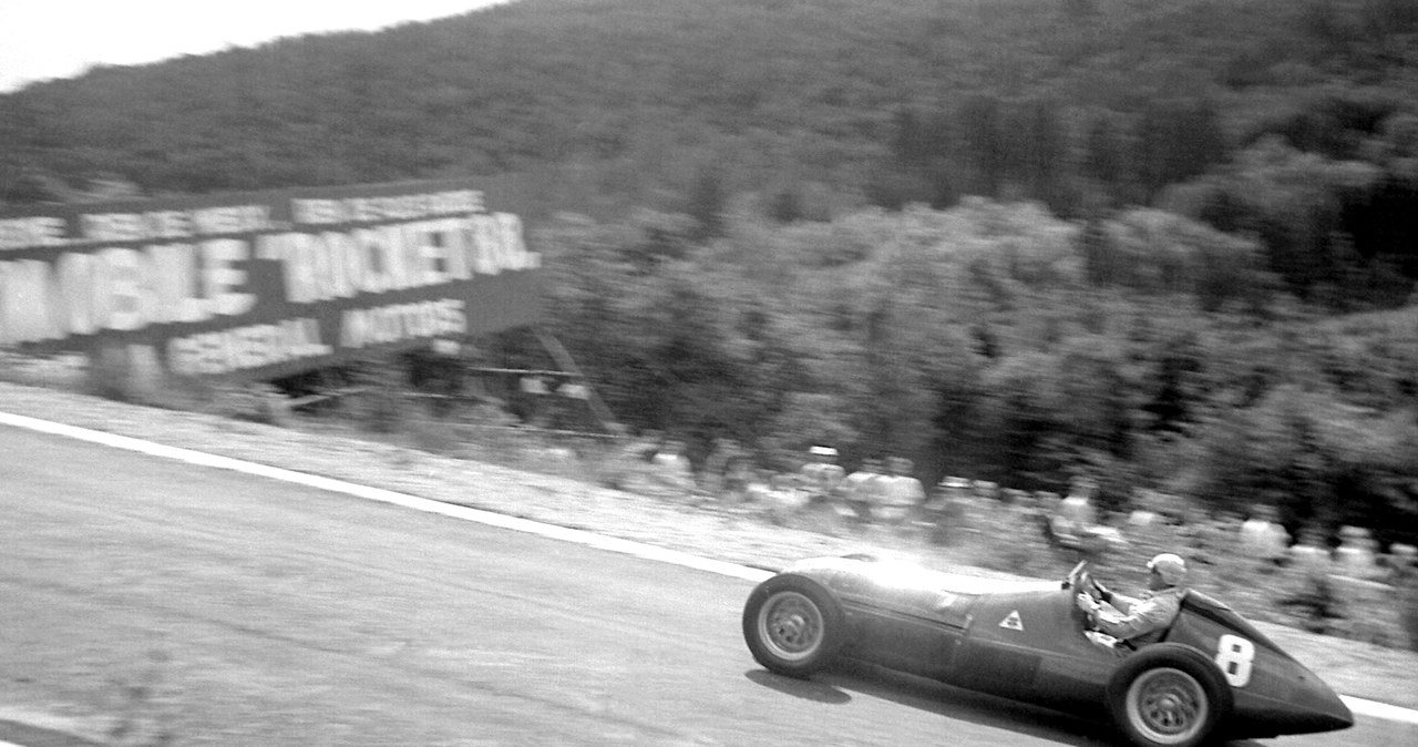 Giuseppe Farina w niepokonanej wówczas Alfie Romeo 158 na słynnym szybkim zakręcie Eau Rouge na belgijskim torze Spa /Getty Images