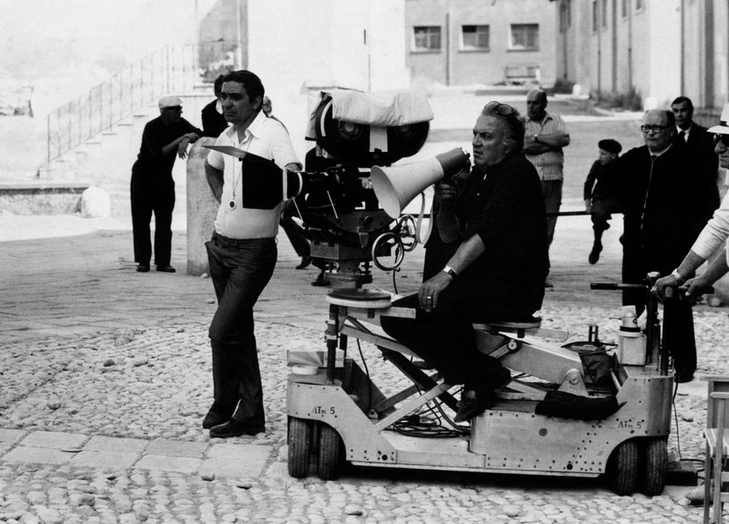 Giuseppe Rotunno (L)  i Federico Fellini (P) na planie filmu "Amarcord" /Mondadori  /Getty Images
