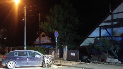 Giżycko: Pijany i naćpany 16-latek wjechał autem w ogrodzenie