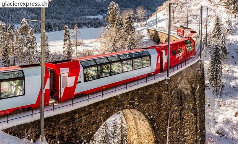 Glacier Express, czyli Ekspres Lodowcowy oferuje przejazd przez zapierającą dech w piersiach trasę, czyli z Zermatt do St. Moritz lub odwrotnie /Instagram