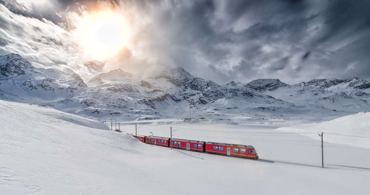 Glacier Express to trasa dla każdego miłośnika zimowej scenerii. /123rf.com