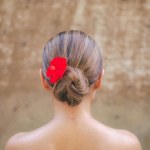 Gładki kok hitem sezonu! Zainspiruj się Hailey Bieber i postaw na fryzurę pełną elegancji i kobiecości