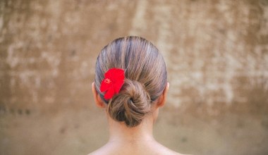 Gładki kok hitem sezonu! Zainspiruj się Hailey Bieber i postaw na fryzurę pełną elegancji i kobiecości