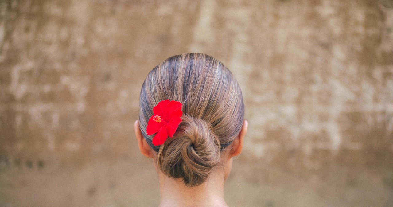 Gładki kok robi furorę dzięki Hailey Bieber /Didi Lecatompessy /pexels.com