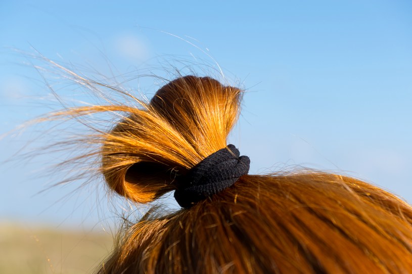 Gładki kok to niezwykle prosta fryzura. Jak ją wykonać? /123RF/PICSEL