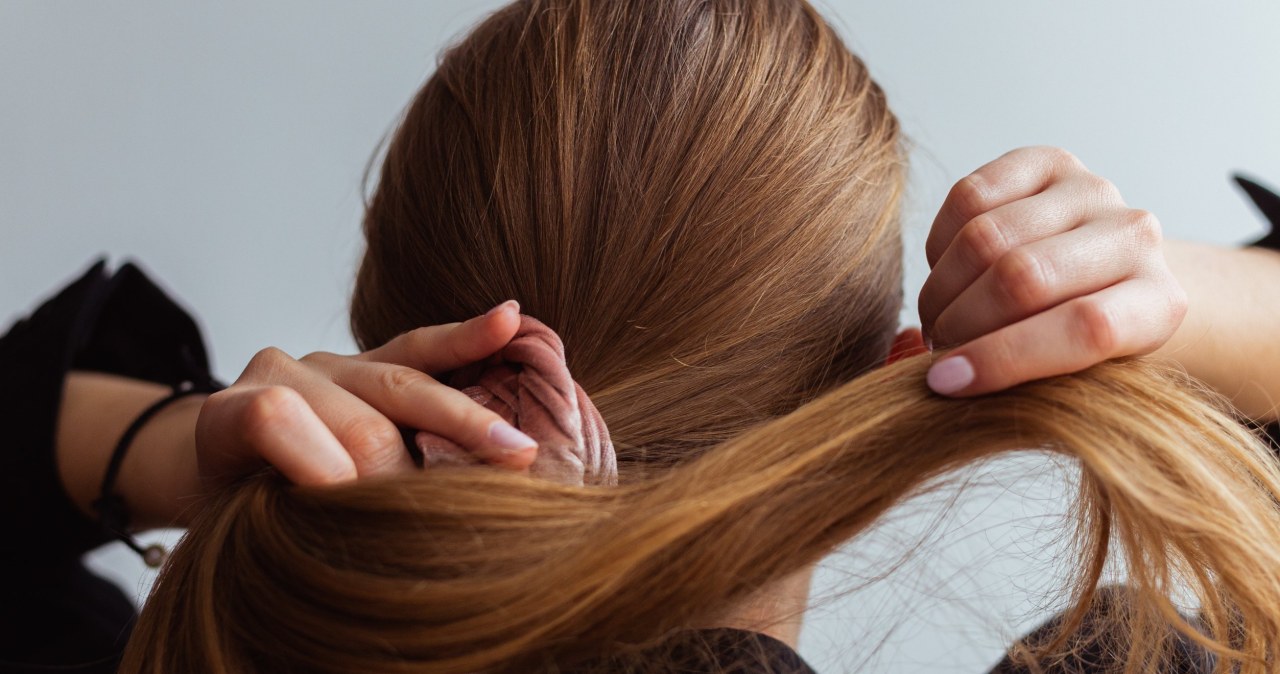 Gładki kok z lokami przy twarzy to prosta fryzura świąteczna /123RF/PICSEL