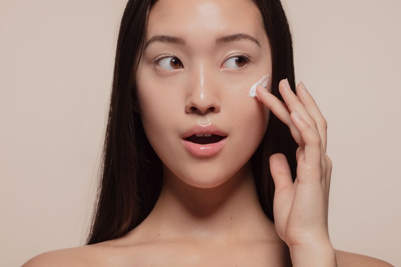 Glass skin to koreańska pielęgnacja, która rozświetli twoją skórę /123RF/PICSEL